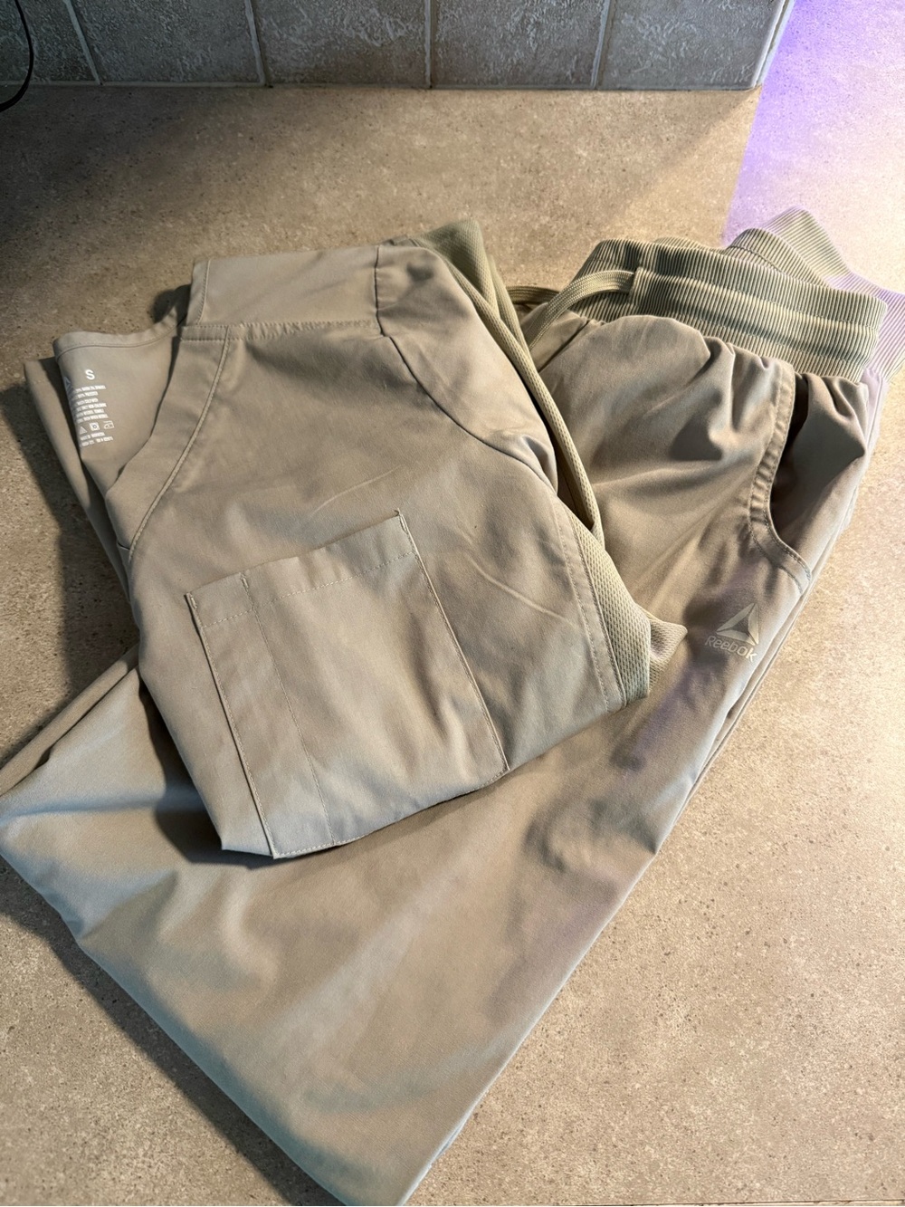 Reebok Women’s small scrub set, top & pants